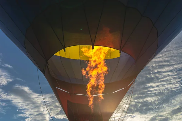 Varmlåga Från Gasbrännare Lyser Upp Inuti Varmluftsballong Sommarkvällen — Stockfoto