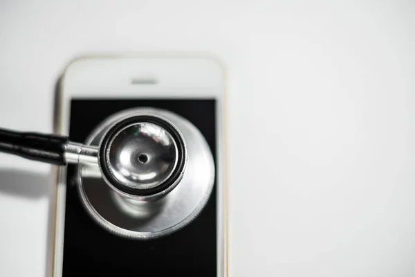 Stethoskop Mit Smartphone Auf Weißem Abstraktem Hintergrund Zur Lösung Oder — Stockfoto