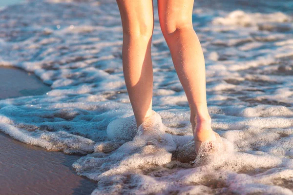 Kvinnliga Ben Och Fötter Promenader Sanden Stranden Med Havsvattnet Bakgrunden — Stockfoto