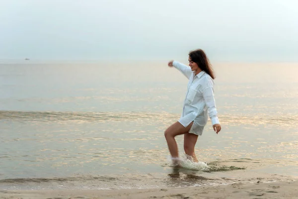 Lustige Junge Frau Spielt Sonnenuntergang Strand Plantscht Wasser Schöne Glückliche — Stockfoto