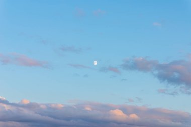 Mor ve Pembe Gök, ay ve soyut renkli arkaplanı olan güzel bulutlar. Güzel bir akşam bulutu..