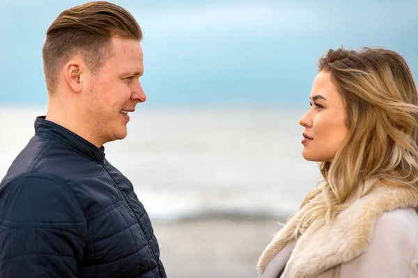 Jong Stel Genieten Aan Een Kust Genieten Van Elkaar Zomer — Stockfoto