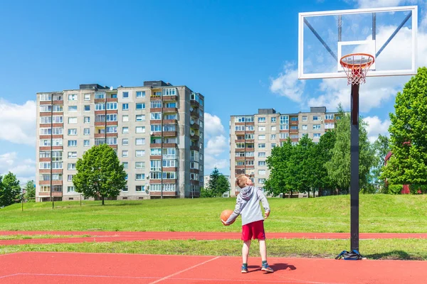 Радісний Молодий Хлопчик Грає Баскетбол Ігровому Майданчику Бой Виконує Постріл — стокове фото