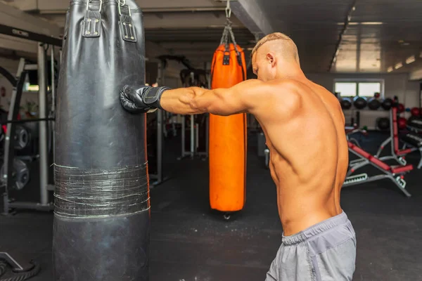 Young Sportsman Boxing Workout Gym Punching Boxing Bag Guy Trains — Stock Photo, Image