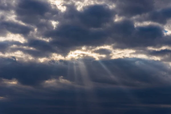 Stralen Van Licht Schijnt Door Donkere Wolken Prachtige Dramatische Hemel — Stockfoto