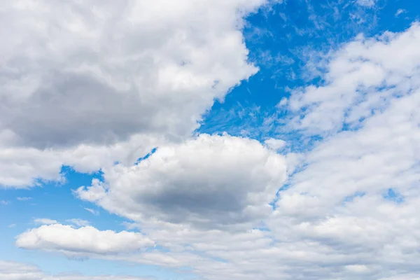 美しい青空 白い雲の背景 自立した形 自然の要素素晴らしい空 薄緑色の空を背景に白いふわふわの雲 — ストック写真