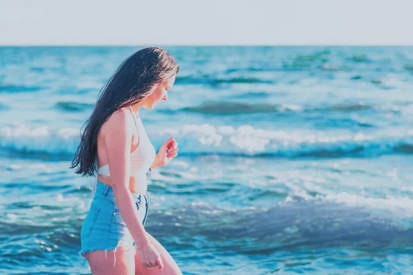 Νεαρή Γυναίκα Παίζει Στη Θάλασσα Καλοκαίρι Γυναίκα Που Απολαμβάνει Θαλασσινό — Φωτογραφία Αρχείου