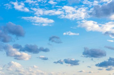 Bulutlar. Fırtınalı bulutlu dramatik gökyüzü. Yaz arkaplanı doğa bulutları.