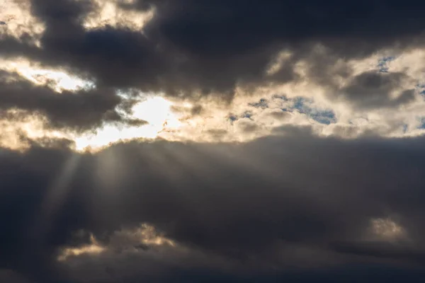 Lichtstrahlen Die Durch Dunkle Wolken Scheinen Schöner Dramatischer Himmel Mit — Stockfoto