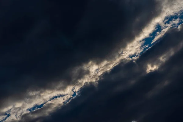 暗い雲の中で輝く光の光線 太陽が昇る美しい劇的な空 — ストック写真