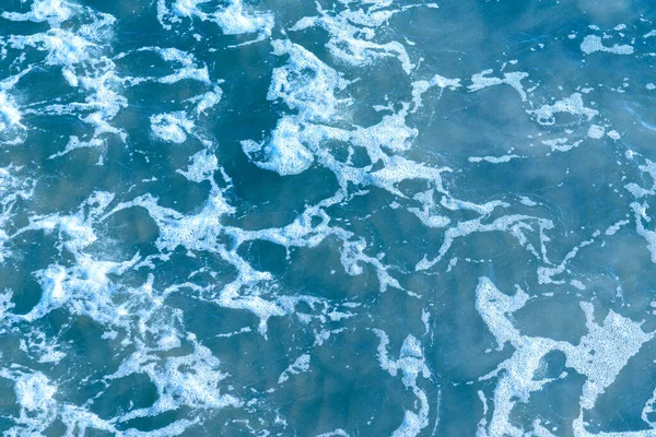 海の噴霧が多く深い青とラフの海の実際のショット 青い背景 — ストック写真