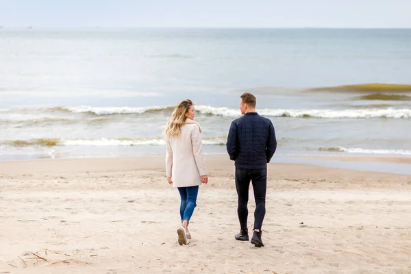 Liebespaar Entspannt Sich Sandstrand Liebeskonzept Urlaub Zurück Zur Betrachtung Frühling — Stockfoto