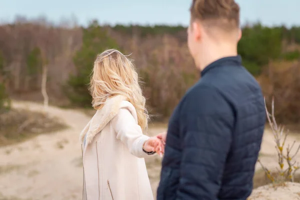 Följ Mig Romantiskt Begrepp Ung Kvinna Med Långt Blont Hår — Stockfoto