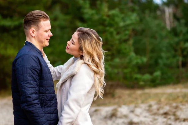 Gelukkig Liefdevol Koppel Genietend Van Momenten Van Geluk Het Park — Stockfoto