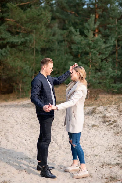 Felice Coppia Amorevole Godendo Momenti Felicità Nel Parco Amore Tenerezza — Foto Stock