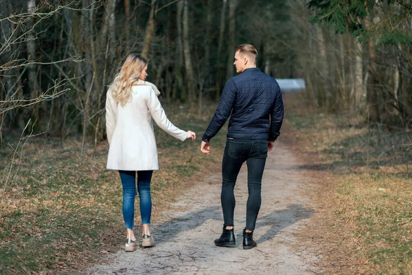 Beau Couple Amoureux Allant Promener Dans Une Forêt Printemps Automne — Photo