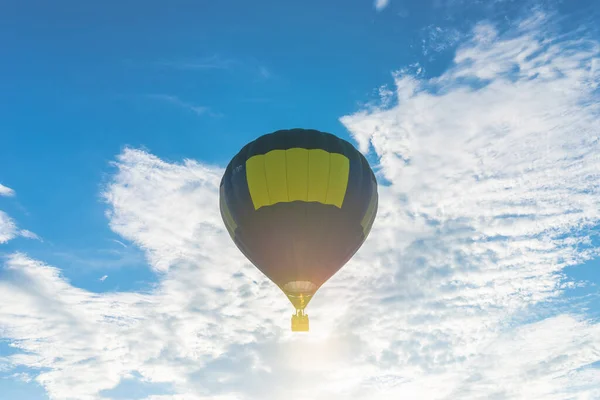 热气球和蓝天 夏天的晚上 蓝黄的热气球在空中 — 图库照片