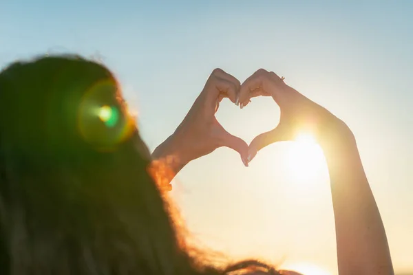 Dívka Drží Symbol Tvaru Srdce Ruce Fingers Valentine Day Love — Stock fotografie