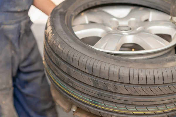 Mechanischer Reifenwechsel Autoservice Reifendrehmaschine Automechaniker Montiert Reifen Auf Rad Einer — Stockfoto