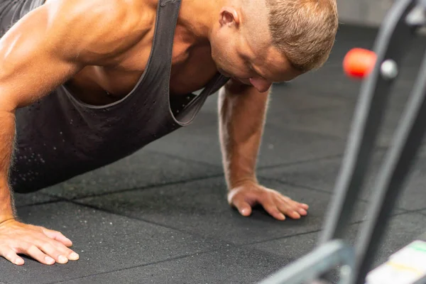 Şınav Çeken Genç Sporcu Spor Salonunda Egzersiz Yapan Kaslı Güçlü — Stok fotoğraf