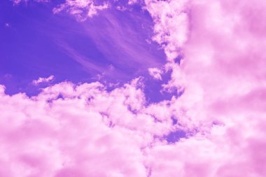 Güzel pembe bulut mor gökyüzü ve menekşe filtresi..