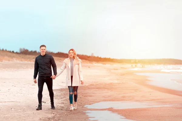 Attraktives Junges Paar Das Einem Sandstrand Entlang Spaziert Einem Frühlingshaften — Stockfoto