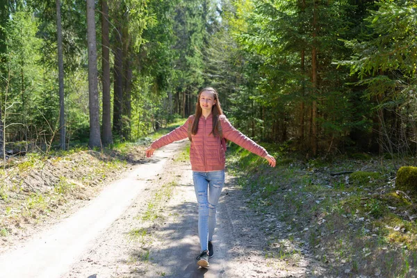 Jeune Voyageuse Bras Tendus Levés Profitant Air Frais Dans Forêt — Photo