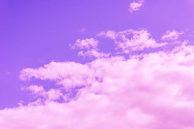 Güzel pembe bulut mor gökyüzü ve menekşe filtresi..
