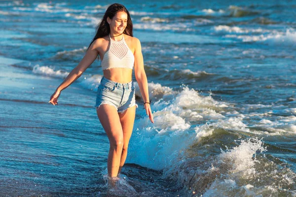 Молода Жінка Грає Морі Влітку Весела Молода Жінка Розважається Пляжі — стокове фото