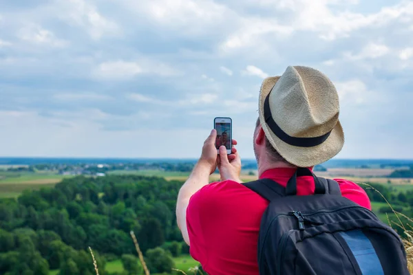 Jeune Homme Sac Dos Prenant Selfie Photo Utilisant Smartphone Cloudy — Photo