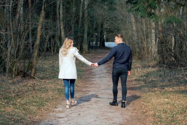 İlkbaharda ormanda yürüyüşe çıkan güzel bir çift, sonbaharda açık havada güneşli bir gün..