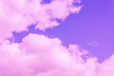 Güzel pembe bulut mor gökyüzü ve menekşe filtresi..