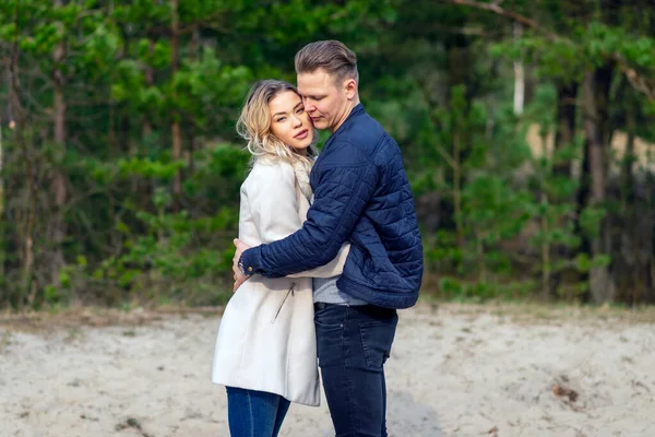 Gelukkig Liefdevol Koppel Genietend Van Momenten Van Geluk Het Park — Stockfoto