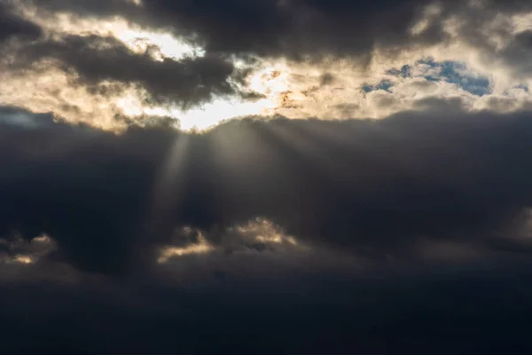 Lichtstrahlen Die Durch Dunkle Wolken Scheinen Schöner Dramatischer Himmel Mit — Stockfoto