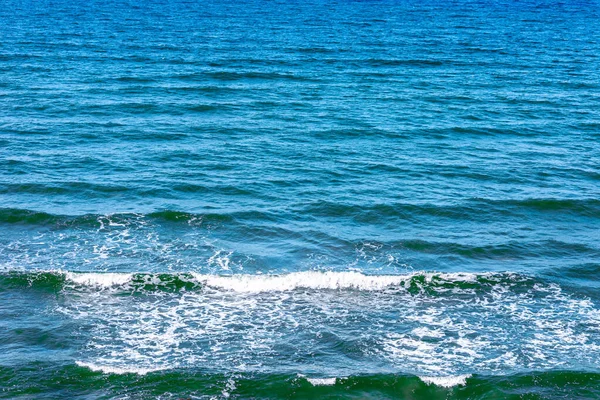 Blauw Zeewater Achtergrond Blauw Zeeoppervlak Met Golven Golven Oceaan Diep — Stockfoto