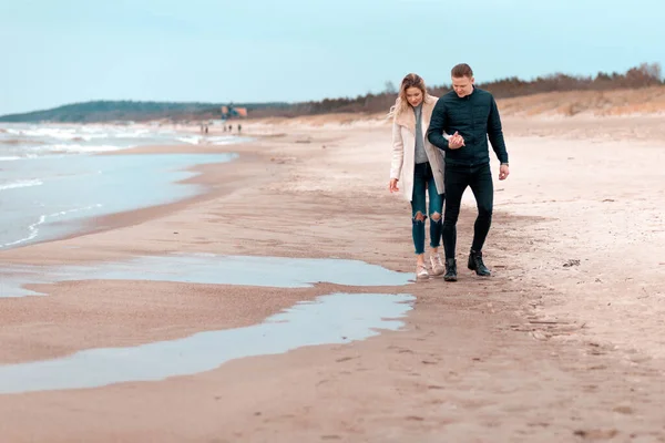 Attraktives Junges Paar Das Einem Sandstrand Entlang Spaziert Einem Frühlingshaften — Stockfoto