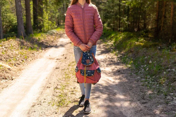 Fată Adolescentă Într Îmbrăcăminte Casual Deține Rucsac Drumul Nisipos Pădure — Fotografie, imagine de stoc