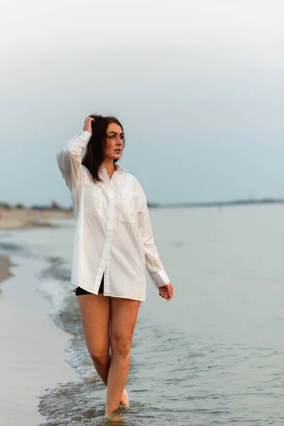 Νέο Όμορφο Κορίτσι Της Μόδας Λευκό Πουκάμισο Διακοπές Στη Θάλασσα — Φωτογραφία Αρχείου