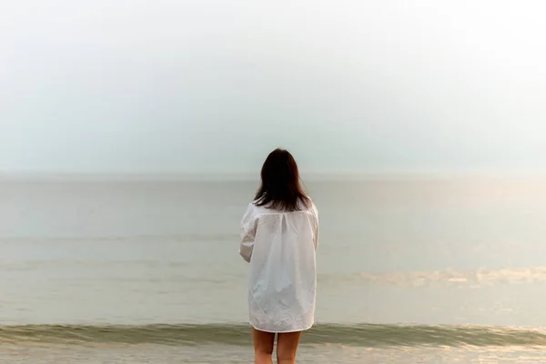 Красивая Женщина Идущая Вдоль Пляжа Морского Заката Женщина Платье Идущая — стоковое фото