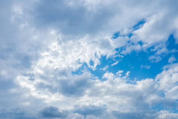 青空白い雲の風景青い空の中の美しいまばらな雲青い空の白い雲素敵な青空白い雲の背景 — ストック写真