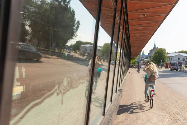 Riflessione Dei Passanti Sulla Strada Bicchiere Una Finestra Caffè Nella — Foto Stock