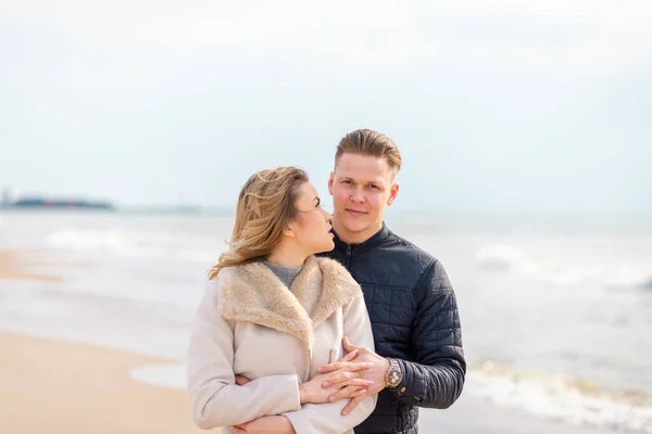 Jonge Paren Genieten Aan Een Kust Genieten Van Elkaar Zomer — Stockfoto