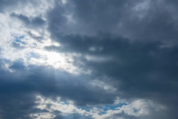 Dramatisch Blauer Himmel Mit Wolken Und Sonnenstrahlen Sommersonnenstrahlen Abend Sonnenuntergang — Stockfoto