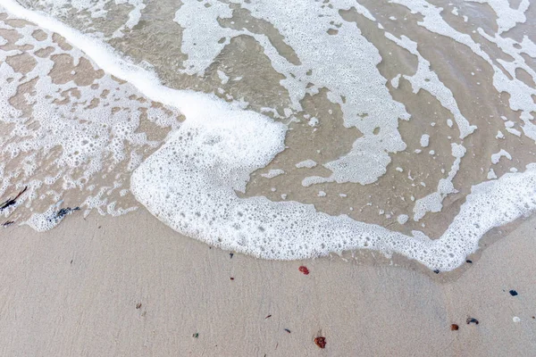 Морская Волна Песчаном Пляже Белой Пеной Вид Сверху Волну Ломающуюся — стоковое фото