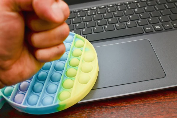 Hombre Negocios Mano Puño Nervioso Estrés Juguetes Pop Teclado Nuevo — Foto de Stock