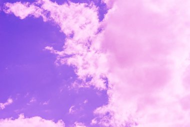 Güzel pembe bulut mor gökyüzü ve menekşe filtresi..