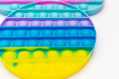 Renk algılayıcı çocuklar için anti-stres oyuncağı. Beyaz arka planda gökkuşağı şekilli. Modayı takip et. Boşluğu kopyala.