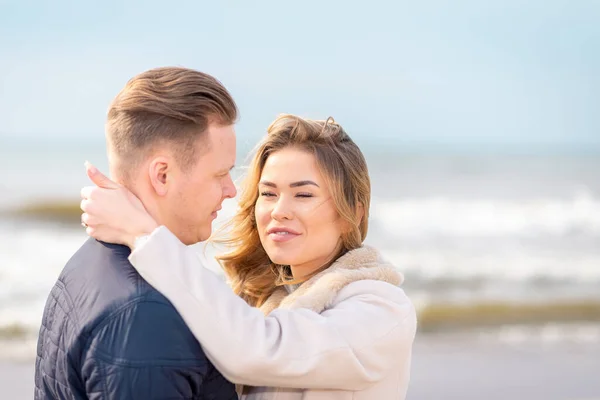 Casal Jovem Desfrutando Uma Costa Curtindo Uns Aos Outros Verão — Fotografia de Stock