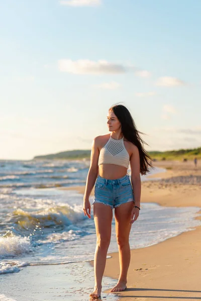 Samotna Młoda Kobieta Spacerująca Plaży Sunset Day Beach Kobieta Modzie — Zdjęcie stockowe