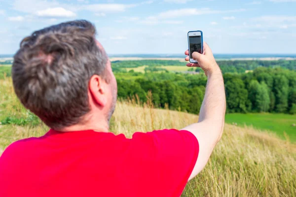 Jeune Homme Sac Dos Prenant Selfie Photo Utilisant Smartphone Cloudy — Photo
